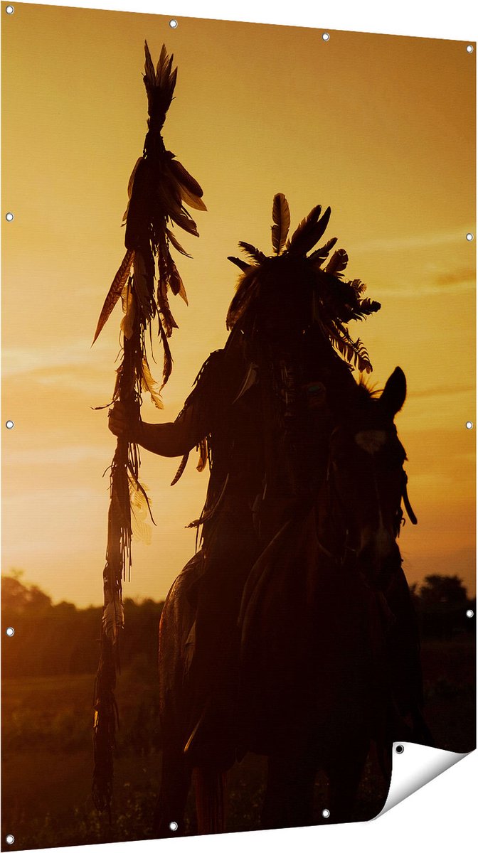 Gards Tuinposter Indiaan met een Speer bij Zonsondergang - 120x180 cm - Tuindoek - Tuindecoratie - Wanddecoratie buiten - Tuinschilderij Multikleur