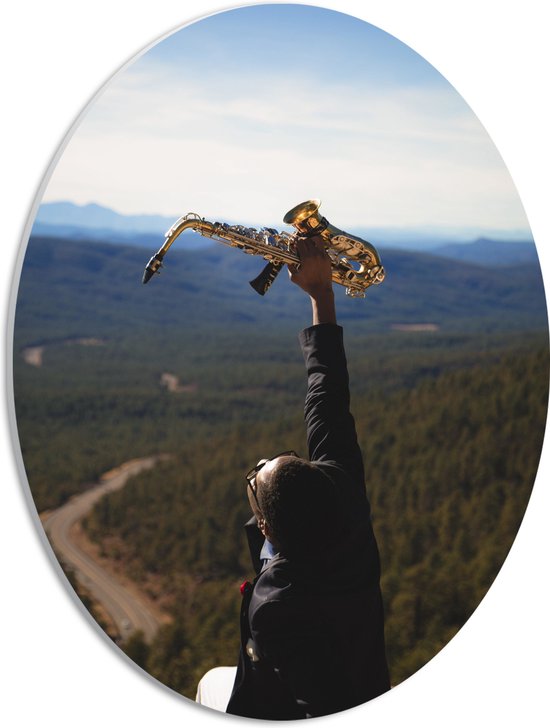 PVC Schuimplaat Ovaal - Man met Trompet aan de Rand van Cliff met Uitzicht - 30x40 cm Foto op Ovaal (Met Ophangsysteem)