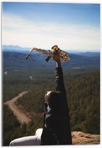 Acrylglas - Man met Trompet aan de Rand van Cliff met Uitzicht - 40x60 cm Foto op Acrylglas (Wanddecoratie op Acrylaat)