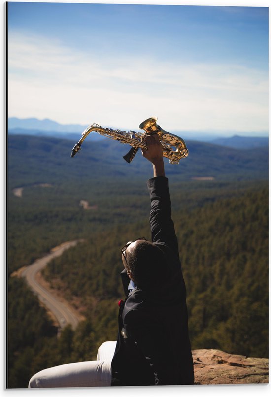 Dibond - Man met Trompet aan de Rand van Cliff met Uitzicht - 40x60 cm Foto op Aluminium (Met Ophangsysteem)