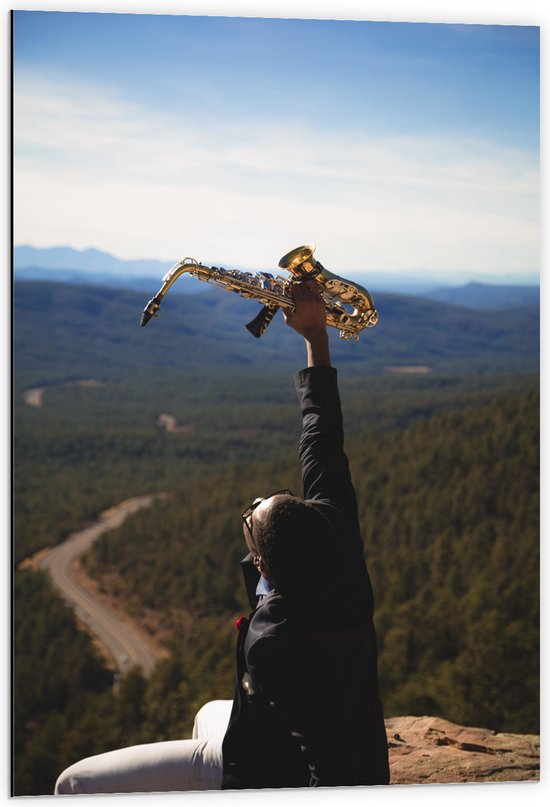 Dibond - Man met Trompet aan de Rand van Cliff met Uitzicht - 60x90 cm Foto op Aluminium (Met Ophangsysteem)