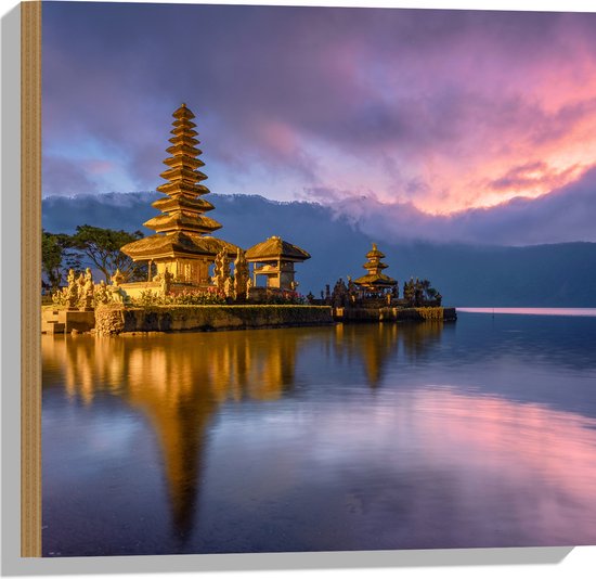 Hout - Gouden Lagen Pura Ulun Danu Bratan Tempel langs het Meer in Indonesië - 50x50 cm - 9 mm dik - Foto op Hout (Met Ophangsysteem)