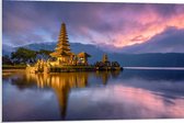 PVC Schuimplaat - Gouden Lagen Pura Ulun Danu Bratan Tempel langs het Meer in Indonesië - 90x60 cm Foto op PVC Schuimplaat (Met Ophangsysteem)