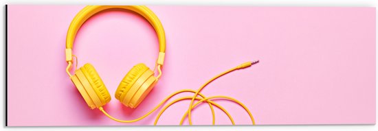 Dibond - Gele Headset tegen Roze Achtergrond - 60x20 cm Foto op Aluminium (Met Ophangsysteem)