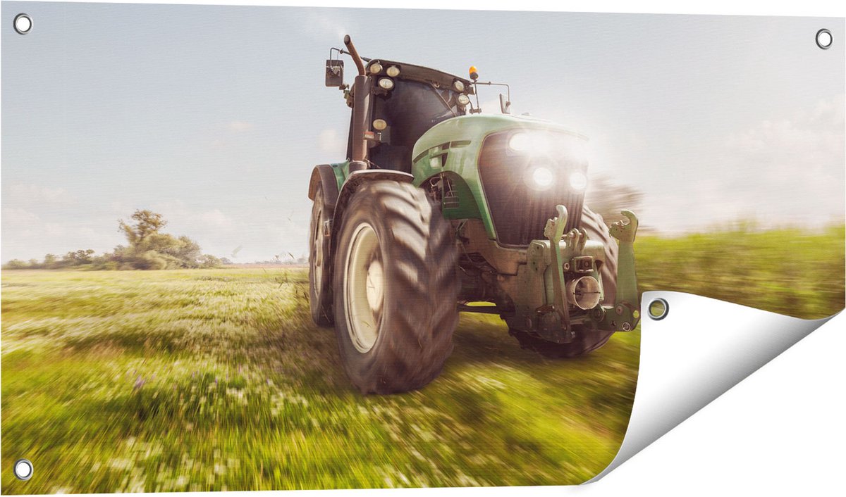 Gards Tuinposter Tractor op het Gras - Trekker - 80x40 cm - Tuindoek - Tuindecoratie - Wanddecoratie buiten - Tuinschilderij Multikleur