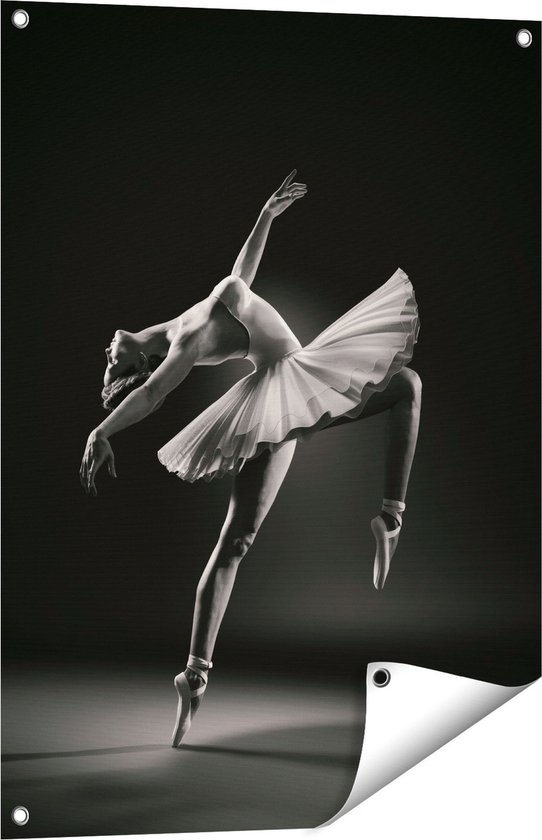 Gards Tuinposter Ballerina op Haar Tenen - Ballet - Zwart Wit - 60x80 cm - Tuindoek - Tuindecoratie - Wanddecoratie buiten - Tuinschilderij