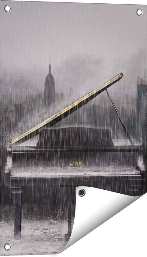 Gards Tuinposter Piano in de Regen voor een Stad - 40x60 cm - Tuindoek - Tuindecoratie - Wanddecoratie buiten - Tuinschilderij