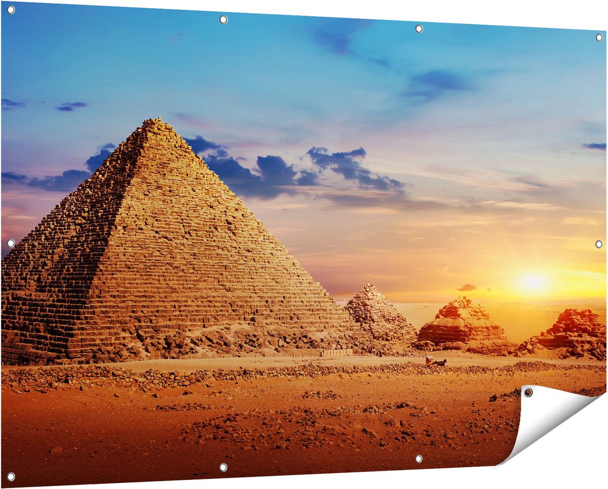 Gards Tuinposter Egyptische Piramides in de Woestijn - 150x100 cm - Tuindoek - Tuindecoratie - Wanddecoratie buiten - Tuinschilderij Multikleur