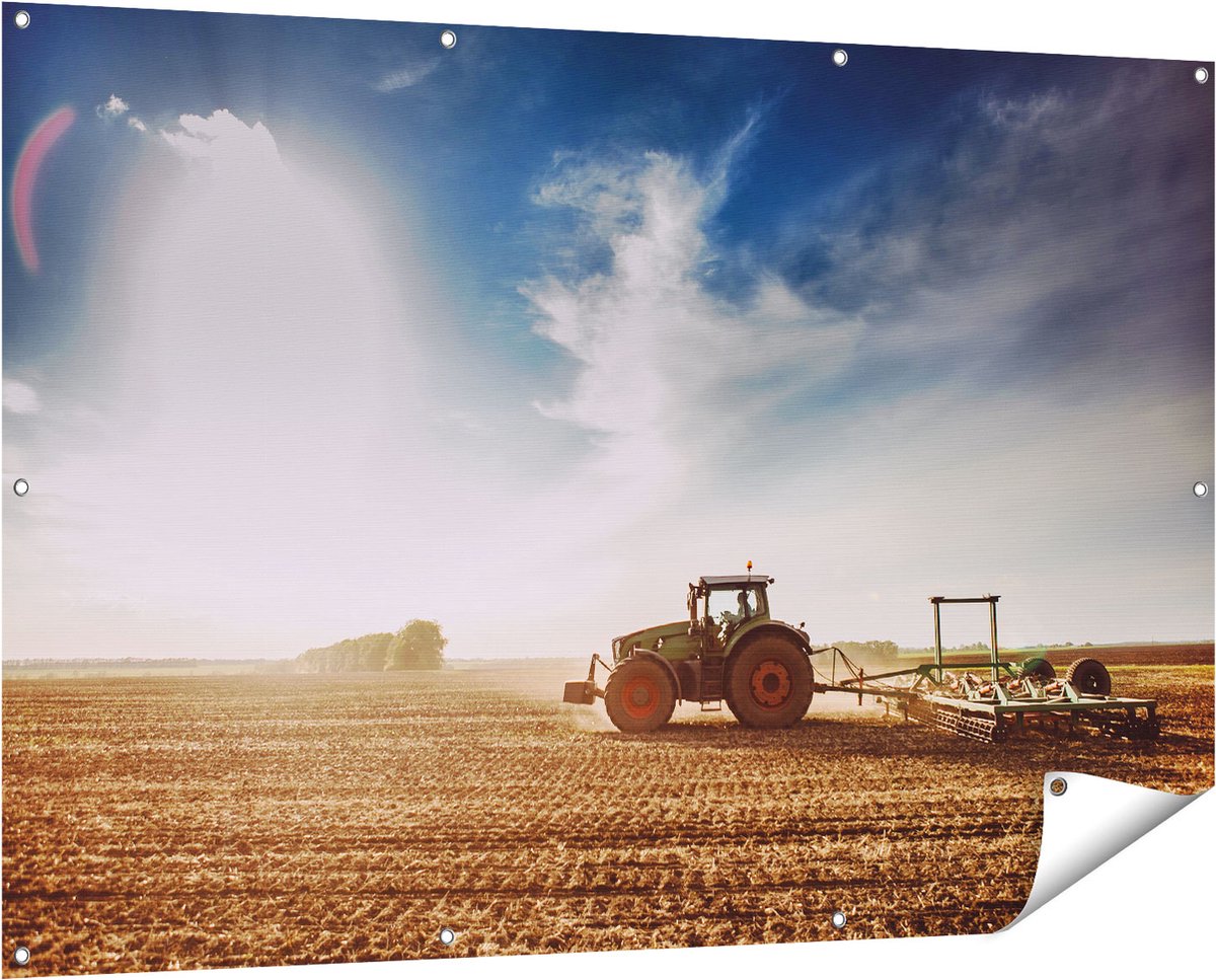 Gards Tuinposter Tractor op het Veld - Trekker - 150x100 cm - Tuindoek - Tuindecoratie - Wanddecoratie buiten - Tuinschilderij Multikleur