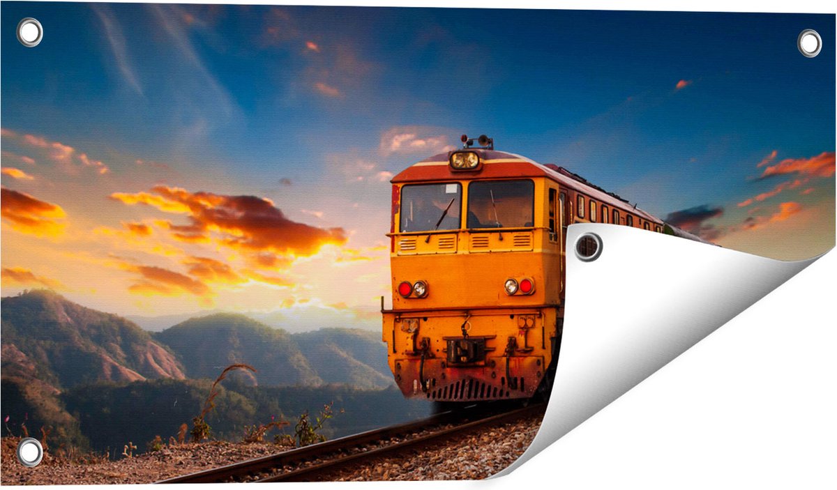 Gards Tuinposter Trein tussen de Bergen in Thailand - 60x30 cm - Tuindoek - Tuindecoratie - Wanddecoratie buiten - Tuinschilderij Multikleur