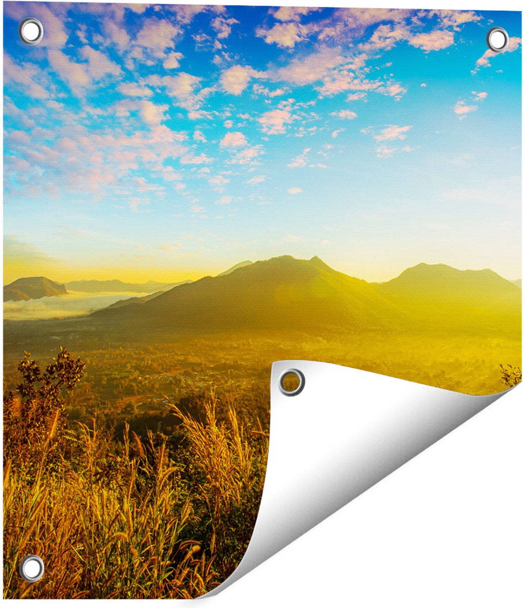 Gards Tuinposter Bergen met Mist in Thailand - 40x40 cm - Tuindoek - Tuindecoratie - Wanddecoratie buiten - Tuinschilderij Multikleur