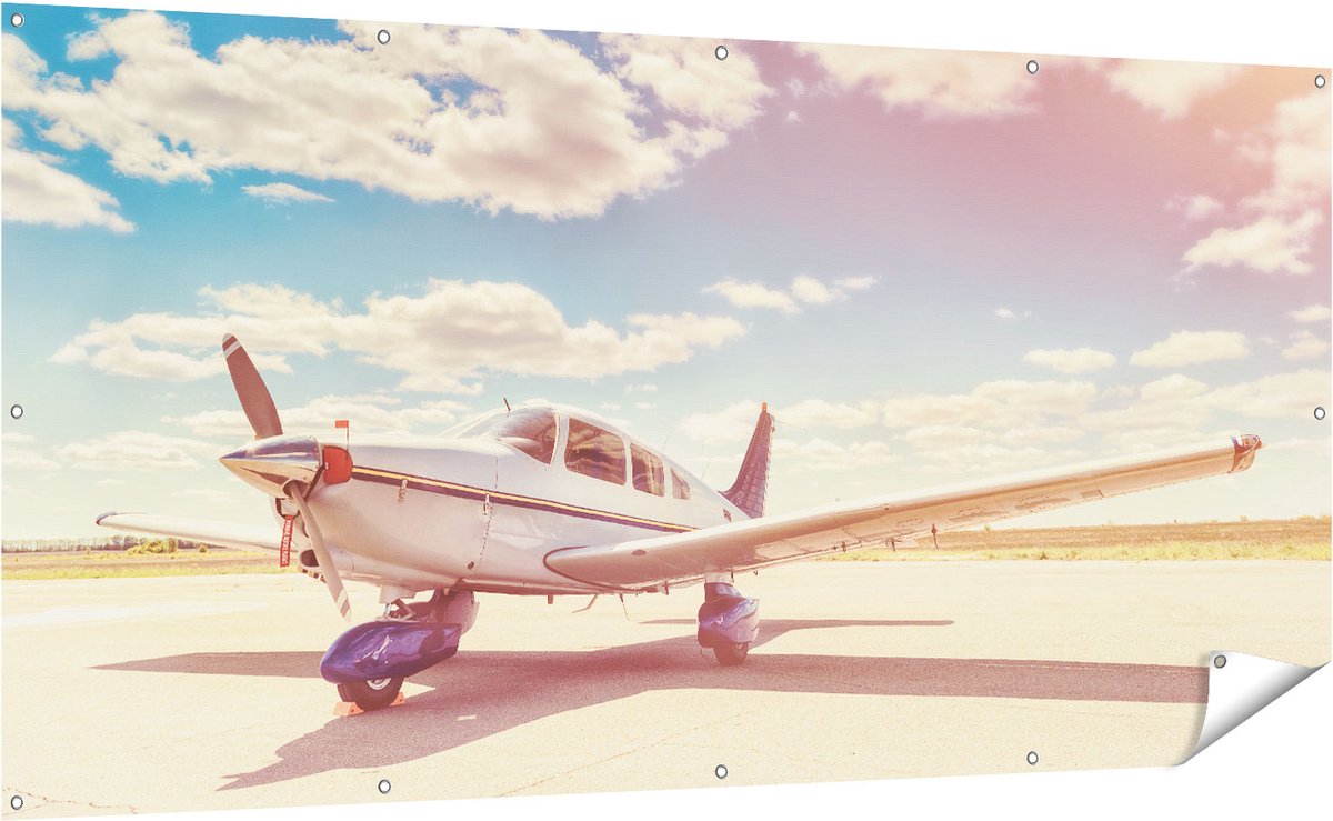 Gards Tuinposter Gelande Vliegtuig op de Luchthaven - 200x100 cm - Tuindoek - Tuindecoratie - Wanddecoratie buiten - Tuinschilderij Multikleur