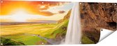 Gards Tuinposter Waterval in IJsland met Zonsondergang - 150x50 cm - Tuindoek - Tuindecoratie - Wanddecoratie buiten - Tuinschilderij