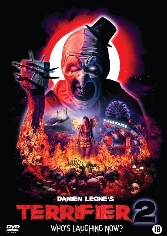 DVD-hoes van Terrifier 2 met clown Art, omringd door vuur en schedels. "TERRIFIER 2" en "WHO'S LAUGHING NOW?"