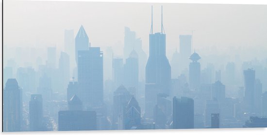 Dibond - Mistige Lucht tussen Hoge en Grote Gebouwen - 100x50 cm Foto op Aluminium (Met Ophangsysteem)