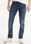 Man in een blauwe jeans met stone wash used look. Gedetailleerde zakken en naden.