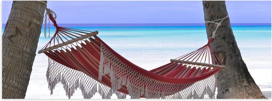 WallClassics - Poster (Mat) - Rode Ibiza Hangmat op Tropisch Strand - 60x20 cm Foto op Posterpapier met een Matte look