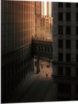 PVC Schuimplaat- Twee overlopende Gebouwen in een donkere Stad - 75x100 cm Foto op PVC Schuimplaat