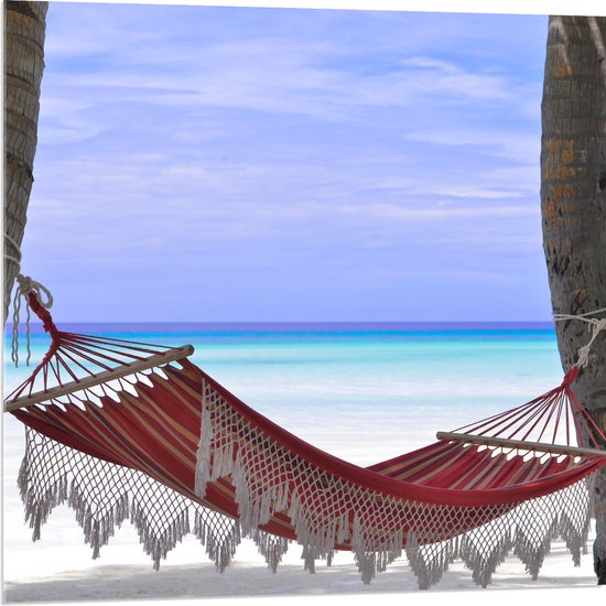 WallClassics - Acrylglas - Rode Ibiza Hangmat op Tropisch Strand - 80x80 cm Foto op Acrylglas (Met Ophangsysteem)