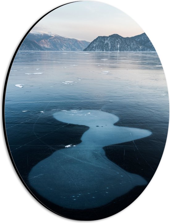 WallClassics - Dibond Ovaal - Controuen in Bevroren Water bij Bergen - 21x28 cm Foto op Ovaal (Met Ophangsysteem)