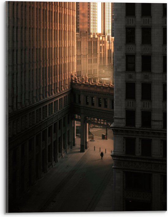 Acrylglas - Twee overlopende Gebouwen in een donkere Stad - 30x40 cm Foto op Acrylglas (Wanddecoratie op Acrylaat)
