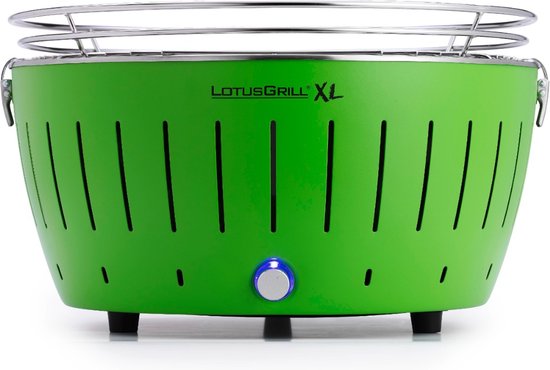 Groene LotusGrill XL barbecue met verticale sleuven, op pootjes, met zilverkleurig grillrooster.