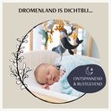 Dromenland is dichtbij... Ontspannende en rustgevende babymobiel met zee-dieren in een babybedje.