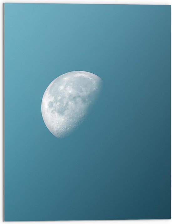 Dibond - Maan in Daglicht in de Lucht - 60x80 cm Foto op Aluminium (Wanddecoratie van metaal)