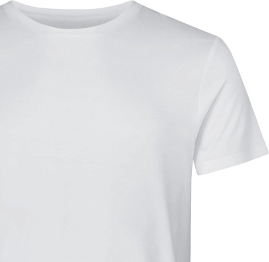 Witte crewneck t-shirt, detail van de schouder en mouw.
