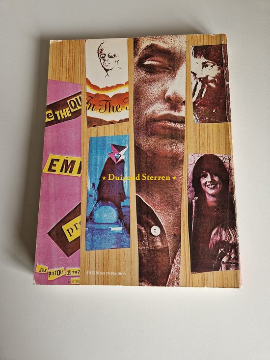 Boek met houten kaft en collage van portretten van muzikanten, waaronder Sex Pistols.