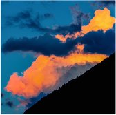 Poster Glanzend – Lichte en Donkere Wolken in de Lucht achter Berg - 50x50 cm Foto op Posterpapier met Glanzende Afwerking