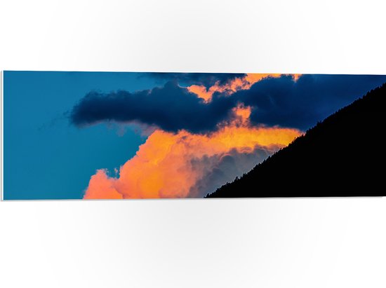 PVC Schuimplaat- Lichte en Donkere Wolken in de Lucht achter Berg - 90x30 cm Foto op PVC Schuimplaat