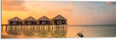 Dibond - Luxe Vakantieverblijven boven de Zee aan de Maledieven - 120x40 cm Foto op Aluminium (Wanddecoratie van metaal)