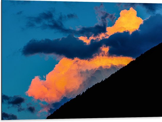 Dibond - Lichte en Donkere Wolken in de Lucht achter Berg - 80x60 cm Foto op Aluminium (Wanddecoratie van metaal)