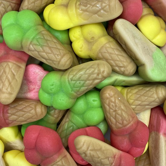 Een close-up van veel snoepjes in de vorm van ijshoorntjes met een roze, groen, geel en bruin bolletje.