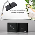 De zwarte XL douchekop met chromen arm wordt getoond met montageonderdelen en de verpakking.