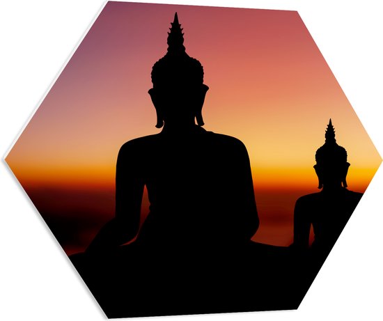 PVC Schuimplaat Hexagon - Silhouet van Boeddha's bij Feloranje Zonsondergang - 70x60.9 cm Foto op Hexagon (Met Ophangsysteem)