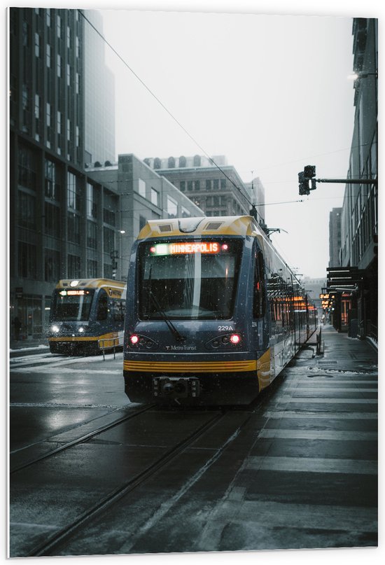PVC Schuimplaat - Trams rijdend door de Stad op Regenachtige Dag - 60x90 cm Foto op PVC Schuimplaat (Met Ophangsysteem)