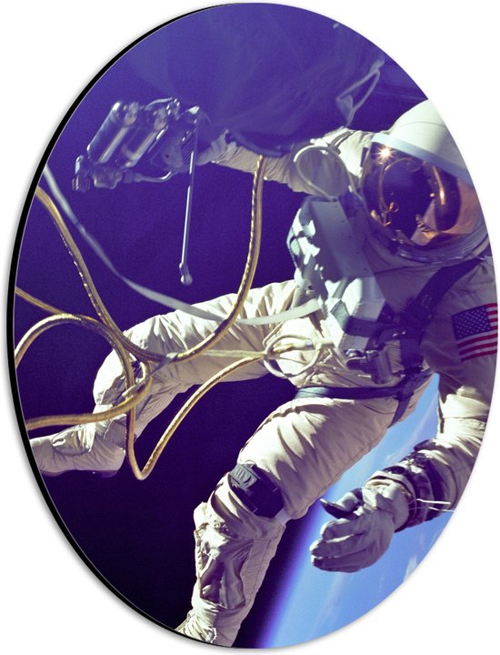 Dibond Ovaal - Astronaut Zwevend in de Buurt van de Aarde - 21x28 cm Foto op Ovaal (Met Ophangsysteem)