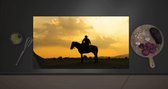 Inductie Beschermer - Silhouet van Cowboy op zijn Paard tijdens Mooie Zomerse Zonsondergang - 80x52 cm - 2 mm Dik - Inductieplaat Beschermer met zwarte kern