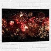 Muursticker - Verzameling Vuurwerkpijlen in Rode Tinten - 80x60 cm Foto op Muursticker