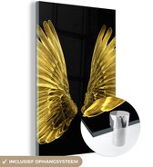 MuchoWow® Glasschilderij 80x120 cm - Schilderij acrylglas - Gouden vleugels op een zwarte achtergrond - Foto op glas - Schilderijen