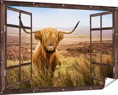 Gards Tuinposter Doorkijk Schotse Hooglander Koe in het Veld - 180x120 cm - Tuindoek - Tuindecoratie - Wanddecoratie buiten - Tuinschilderij