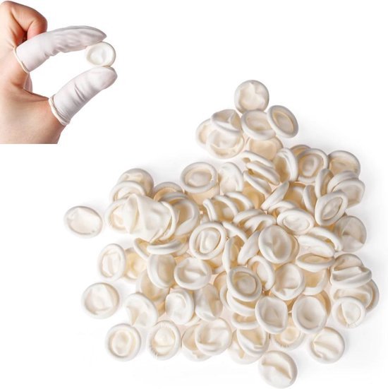 Wit latex vingertoedje dat op een vinger wordt gehouden, naast een hoopje met veel vingertoedjes.