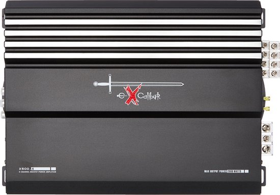 Zwarte 4-kanaals versterker met ribbels aan de bovenkant, Excalibur-logo en aansluitingen.