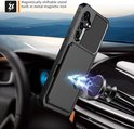 Telefoonhoesje met pasjeshouder magnetisch bevestigd aan autohouder in auto.