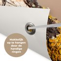 Close-up van de hoek van een tuinposter met roestvrijstalen ring en een tiewrap voor eenvoudige bevestiging.