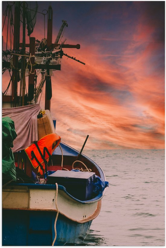 Poster (Mat) - Volgeladen Vissersboot varend naar de Horizon - 50x75 cm Foto op Posterpapier met een Matte look