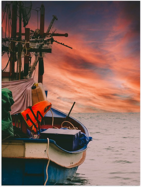 Poster Glanzend – Volgeladen Vissersboot varend naar de Horizon - 60x80 cm Foto op Posterpapier met Glanzende Afwerking