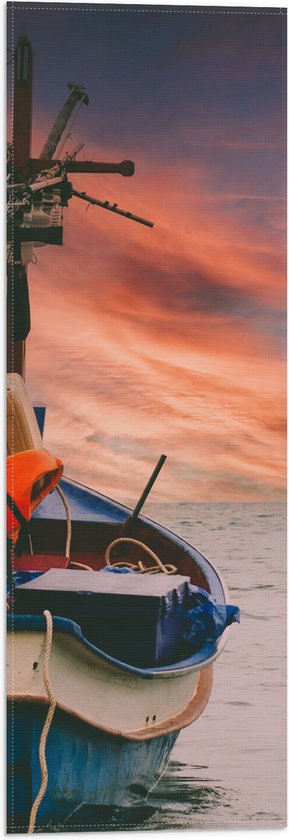 Vlag - Volgeladen Vissersboot varend naar de Horizon - 20x60 cm Foto op Polyester Vlag